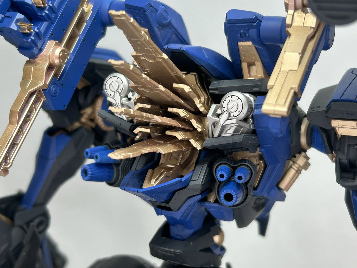 スティールヘイズ

2026年最初に完成したプラモデルです！
本体のブラックをレシピより濃くしてブルーやゴールドをより引き立たせるような色合いにしました！
次のオルトゥスとナイトフォールも楽しみです( ^ω^ )

#スティールヘイズ
#アーマードコア6
#コトブキヤ