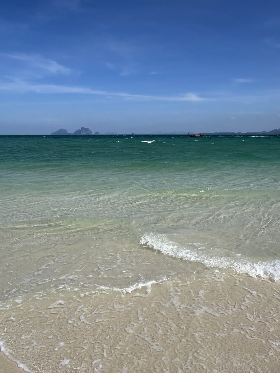 Bieordinary22's tweet image. เกาะมุก เกาะโปรดในดวงใจ วันนี้ลมแรงมาก(ฝั่งท่าเรือ) แต่น้ำก็ยังใสอยู่ ทรายละเอียดแบบเดินละมันเอี๊ยดๆตอนเดิน เฮ้อ สวย สวย สวย คนตรังน่ารัก นั่งเรือไม่นาน อาหารอร่อย มาเที่ยวตรังกันจ้า