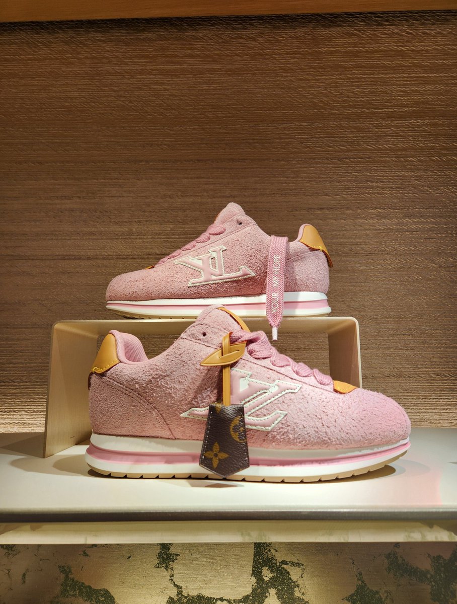 JHPOPBASE's tweet image. First look at the upcoming j-hope x Louis Vuitton BUTTERSOFT sneaker collab, spotted at the Louis Vuitton Seoul Shinsegae Store 🇰🇷

— Release date: March 20 (KR) / May (Global)