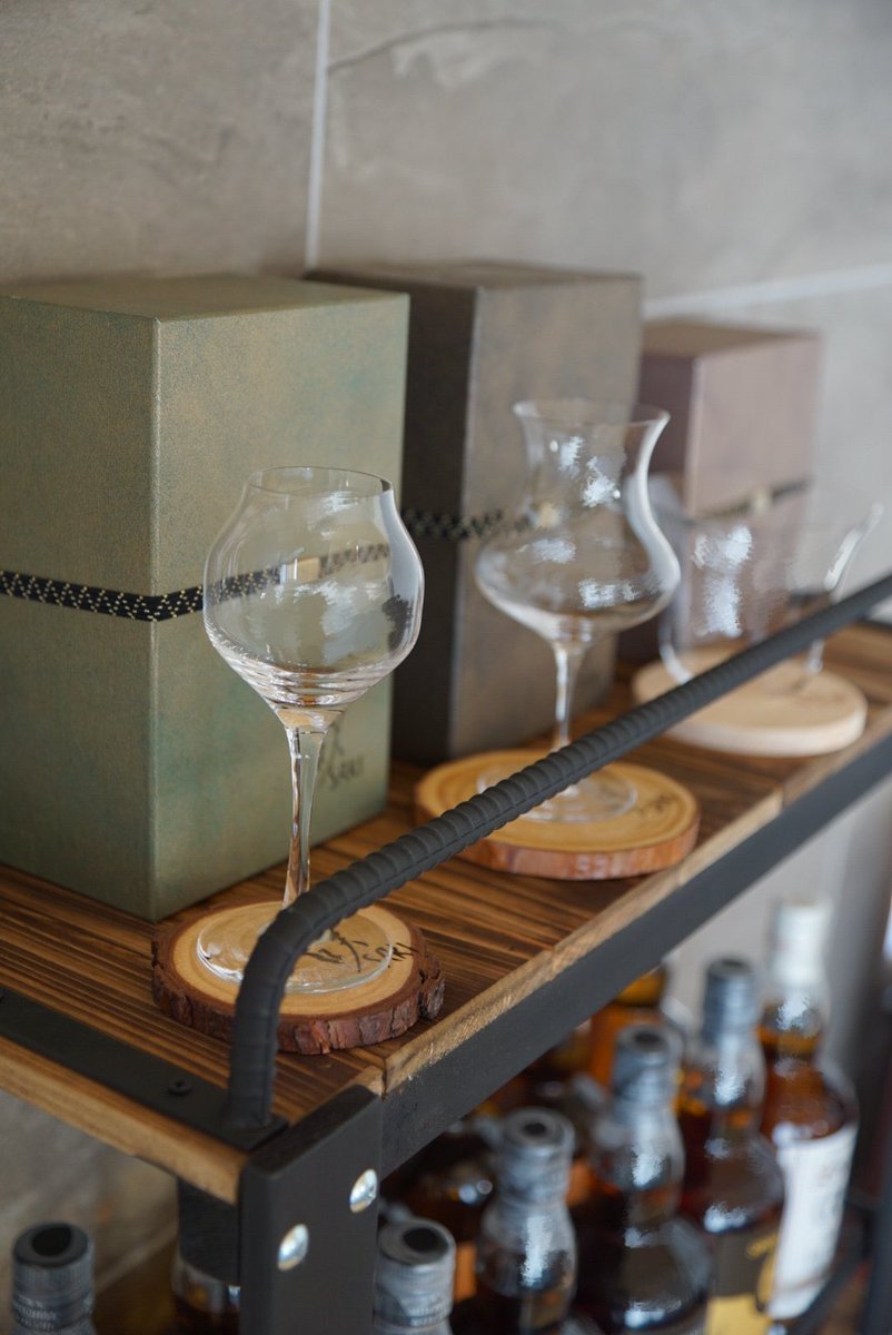 新年第1弾！
あけましておめでとうございます！
今年も早速
プレゼント企画スタートします🔥
フォロー&amp;リポストしていただいた人の中から1人
こちらのウィスキーラック１台
プレゼントします！
今月もウィスキーラックです🥹
キャスター付きです！
毎度毎度ご参加ありがとうございます🔥