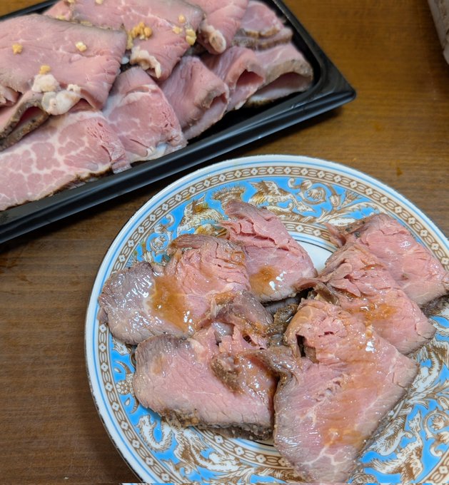 昨日の新年会で存在を無視されてたローストビーフ600グラムを友人らと処理してます。
結局食い切れずにガンダマンらにお裾分けした。夜にローストビーフ丼にして食べるそうです。私はおでんの残りを平らげるかな。 