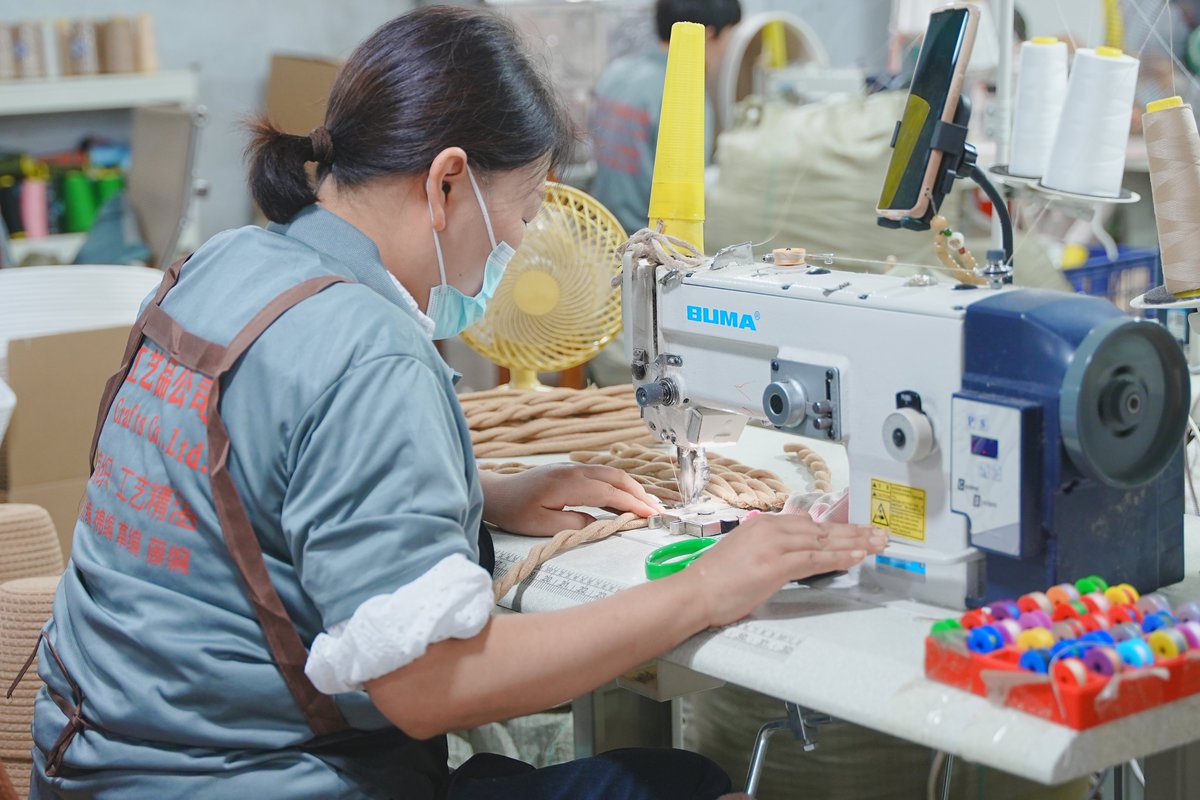 jinxiang567's tweet image. Look at our gorgeous handcrafted baskets! ???? 
(shoutout to our skilled artisan hard at work!) – ideal for sprucing up your space or storing small treasures.
Whatsapp:+86 183 1570 2165
basketgem.com
#HandwovenBasket #DecorativeBasket #HandmadeStorage #ArtisanalBaskets