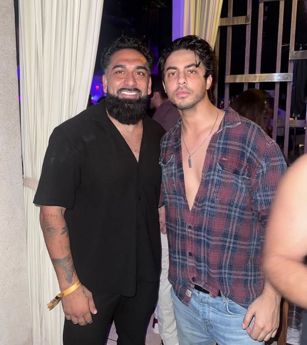 Latest glimpse of our Prince Aryan Khan 🔥

#AryanKhan #ShahRukhKhan