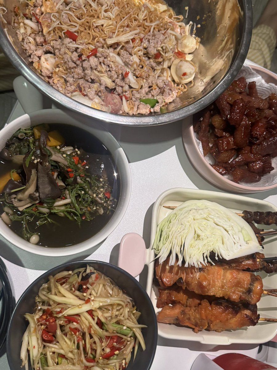 hbker07's tweet image. สิ่งที่ได้ไปต่อในปี2026 เนื้อแดดเดียวทอดคุณจอย 🥺🫶🏻 แม่งโคตรรอร่อย แบบอร่อยมาก อร่อยสัด เห็นดราม่าเนื้อทอดตลอดสิ้นปี นี่ยังไม่ได้ลอง แต่ตุนของคุณจอยไว้10แพค จะกรี๊ดดดดด เอาไว้ในฟรีซ ออกมาทอดน้ำมันแปปเดียว อร่อยเลย ทำอาหารไม่เปนก็ทำได้ ทุกคนในครอบครัวชอบมากกกก แบบอร่อยมากกก