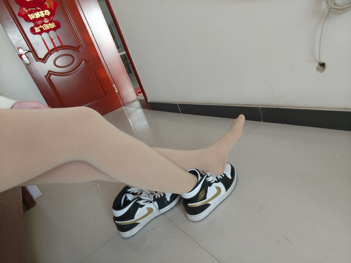 私信告诉你是谁的丝袜