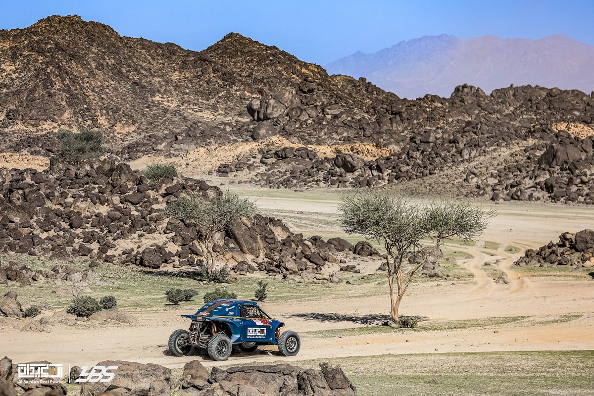 AlSaedanCompany's tweet image. من أرض الوطن، حيث تتنوّع التضاريس وتتجلّى روعة المشهد، يحضر البطل العالمي السعودي ياسر بن سعيدان @yasir_saidan في رالي #Dakar2026 على مسارات تعكس جمال المملكة واتساعها.

شركة آل سعيدان للعقارات تفخر بأن تكون الراعي الرئيسي للبطل في البطولة.

ومع انطلاق المرحلة الاستعراضية تتمنى…