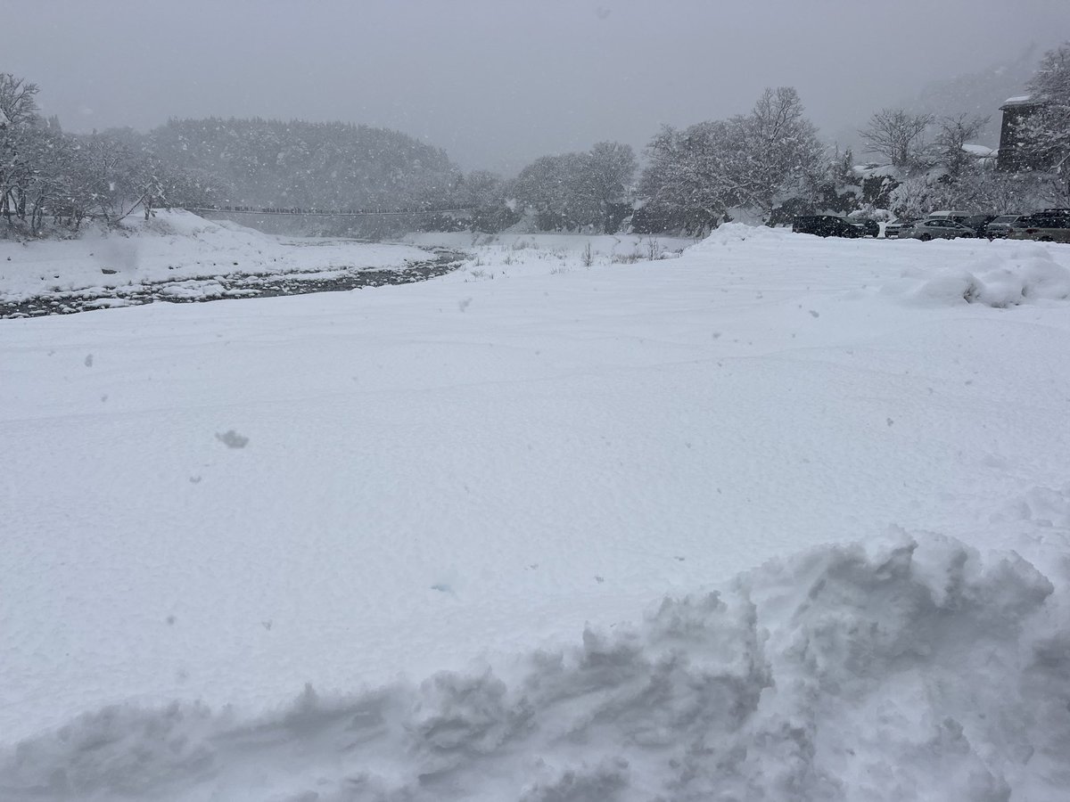 diavel_camp's tweet photo. せっかく四駆の車にしたから雪しばいてきた
高山帰ってあんまり雪無くて白川郷で大満足 https://t.co/9aQb1zKaVG