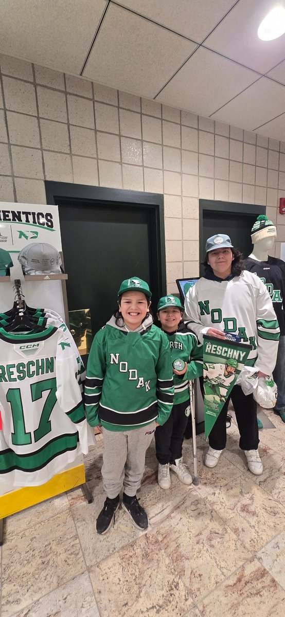 Big_G_09's tweet image. Another win for @UNDmhockey tonight 🙌 #BullsClub 🐂  Hoped to see Cole Reschny @hockeysask @stoonblazers play but he's got unfinished business left with @HockeyCanada 🏒 🇨🇦 🥇 #WorldJuniors Best of luck fellas 🍀 #BringItHome 🙏 @resch77