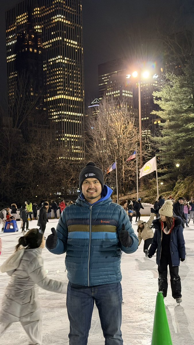 Algorithm98's tweet image. Safarim tugamaguncha postlar bo'laveradi endi, lentada chiqaverib jonga tekkan bo'lsam uzr) 
Xullas bugun Central Parkda ice skating uchdik. Birinchi uchishim edi, ja qoyillatmagan bo'lsam ham, yiqilmasdan uchdim har xolda