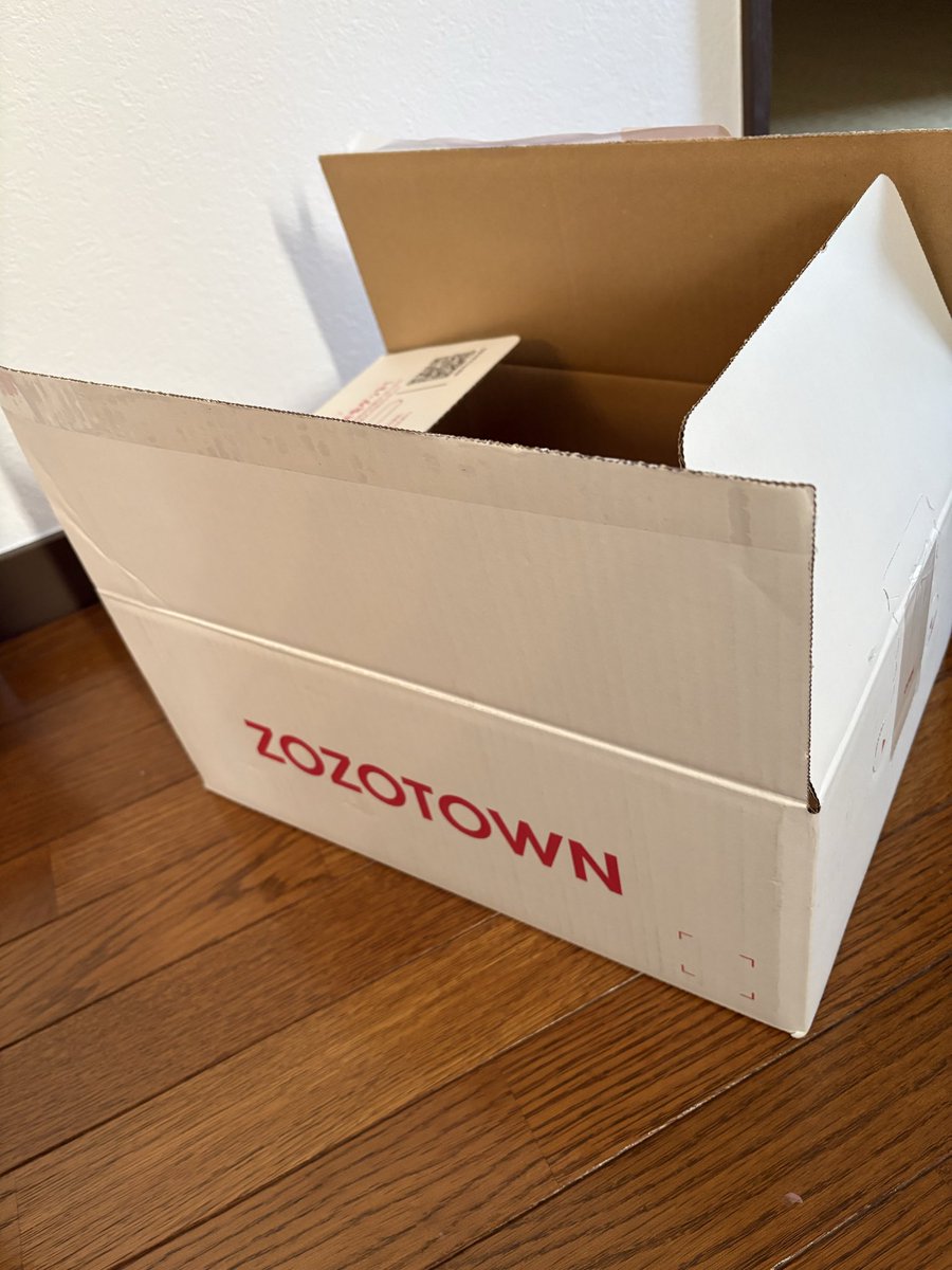 chi228652201's tweet photo. @zozojp 
白箱で届きました🎁😊✨
 #ZOZOSALE箱CP 
 #zozo購入品  #ZOZOTOWN https://t.co/97U8TiDe6M