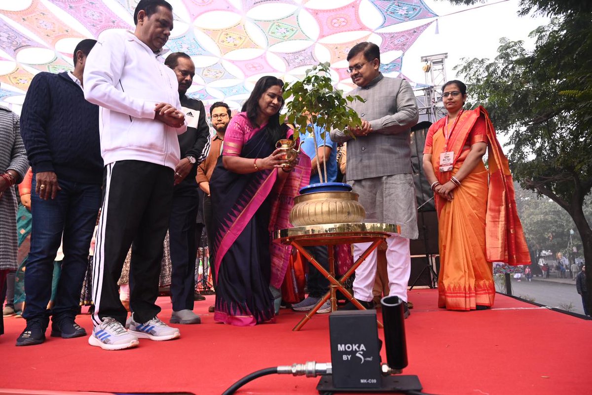 MayorofBBSR's tweet photo. #PathaUtsav2025_26 is back—bigger, brighter, and full of life!
Joined the vibrant celebrations from Master Canteen Square to Ram Mandir Square along with Hon’ble Minister Shri Prithviraj Harichandan, Hon’ble MLAs Shri Ananta Narayan Jena and Shri Babu Singh, Chairpersons of Standing Committees, Corporators, and #TeamBMC officials on Sunday morning.
The city streets truly came alive with joy and togetherness.
#PathaUtsav2025_26 #CityInFestiveMode #Bhubaneswar