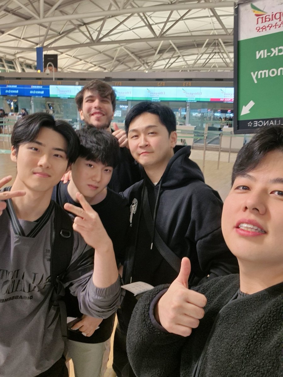 LOLYOUNGJAE's tweet image. Falta apenas um dia para chegar ao Brasil!