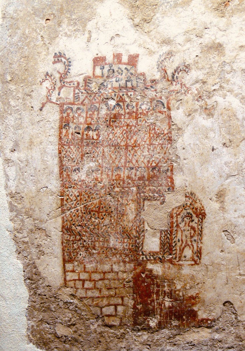 KSAciviliz3's tweet image. مملكة كندة (قرية الفاو)، السعودية 🇸🇦

رسم جداري يعود لـ300 ق.م عُثر عليه في قرية الفاو، يُظهر برجًا عاليًا تطل منه شخصيات، وكُتب عليه “تيم/مناة” وهو اسم مركب من “مناة” الإله القديم عند العرب.

الرسمة تعكس تطور العمارة في مملكة كندة.🇸🇦