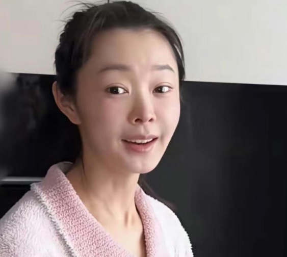 演员宋轶素颜照曝光！没有浓妆加持，脸很小皮肤白嫩 还蛮可爱的！