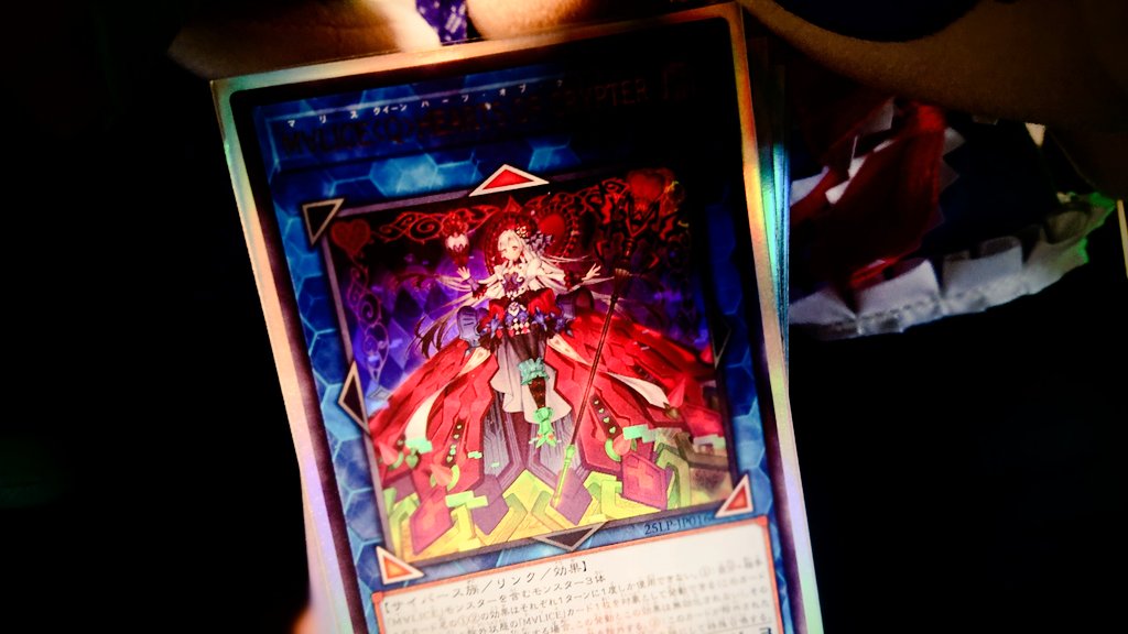 新曲用のMV制作中…AfterEffects難しい💦 

#プロセカNEXT への応募作品として出す予定です．かなり尖った曲でカッコいいよ✌️

あと全然関係ないですが，新年早々遊戯王のカードやスリーブを買い集めてきました．M∀LICEデッキです．マリスと聞いてV系フォロワーの血が騒いだのです…血には抗えない．