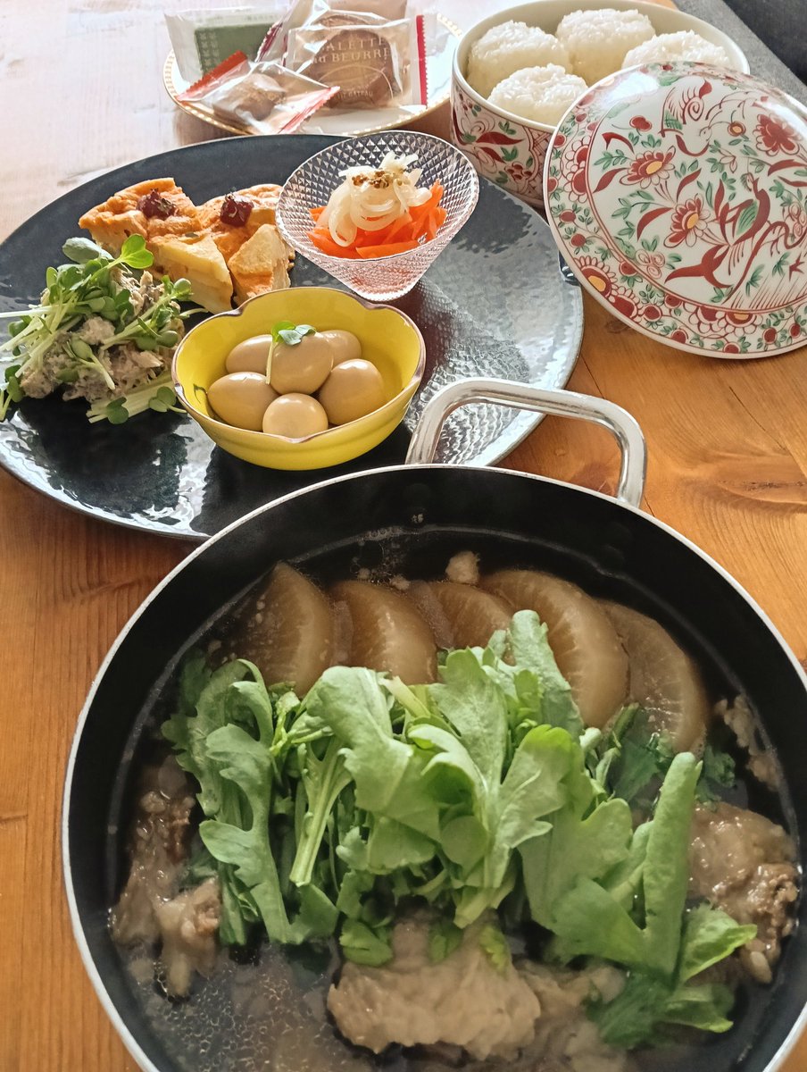 CareerLab_'s tweet image. 2026年𓃗
明けましておめでとうございます✨
昨年も、ありがとうございました！
本年も、どうぞよろしくお願いいたします🍀💛

新年美腸美肌プレート
・２色マリネ
・鯖マヨ和え
・ポテトオムレツ
・うずら玉子醤油漬け
・牛スジ大根煮込み
・むさし風 出汁むすび🍙 ←お餅の代わり

#発酵文化研究所