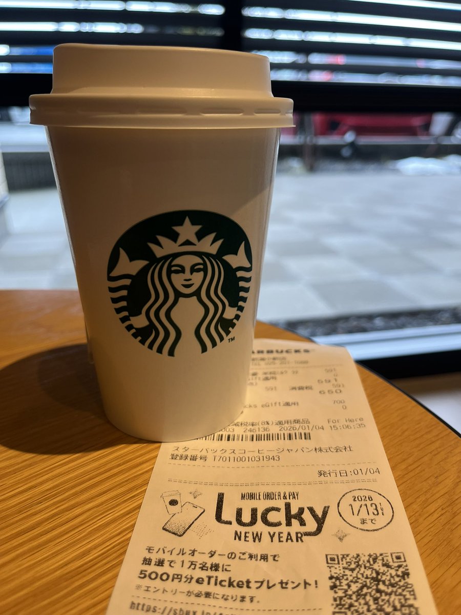 chara901yu's tweet photo. 今年初☕️
年始は激混みだけど、
それもまたいい

#Starbucks 
#今年もよろしくお願いします https://t.co/sXp6BbCetu