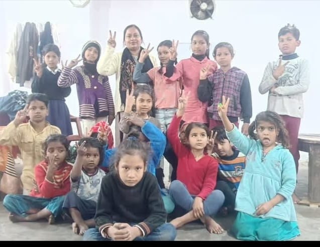 vikasvaibhavips's tweet image. #खगड़िया में #LetsInspireBihar के अंतर्गत #गार्गी_अध्याय की जिला मुख्य समन्वयक अनुभूति वर्मा जी के नेतृत्व में आर्थिक रूप से वंचित विद्यार्थियों के हितार्थ संचालित निःशुल्क #गार्गी_पाठशाला में सावित्रीबाई फुले जी की जयंती के अवसर पर विद्यार्थियों के परिजनों के मध्य गर्म वस्त्रों