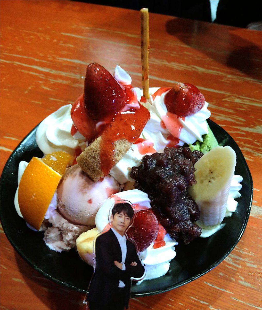 メニューではパフェグラスだったけど盛るの無理といっ言って皿で来た