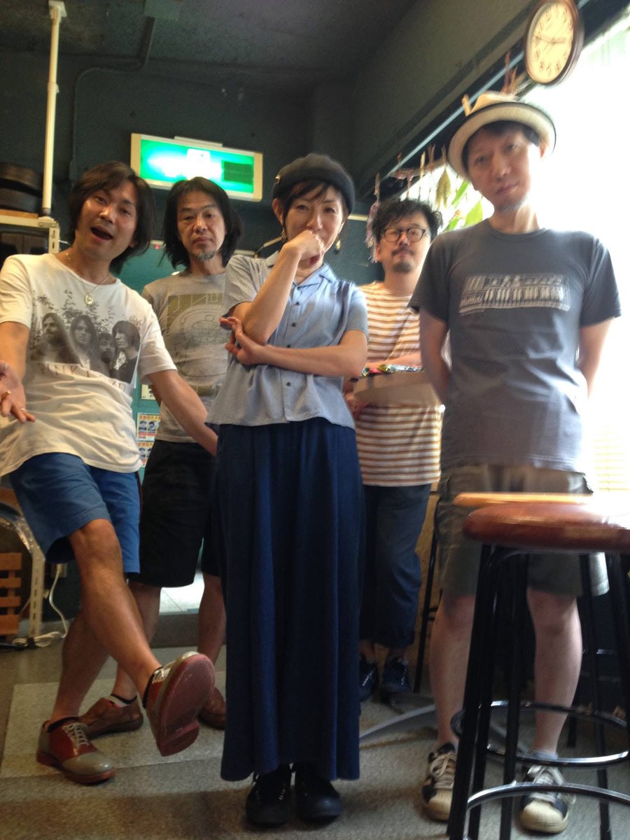 2026年がスタートしましたね。
我々林レイナバンドは
今年でなんと10周年！
おめでとう〜！！！
ありがとう！
感謝の気持ちを込めてなんか楽しいこと、やるぞ〜🌟
今年もよろしくお願いします！
写真は10年前
はじめて我々がリハスタに入った時ですね😃みんなちょっとずつ若い！