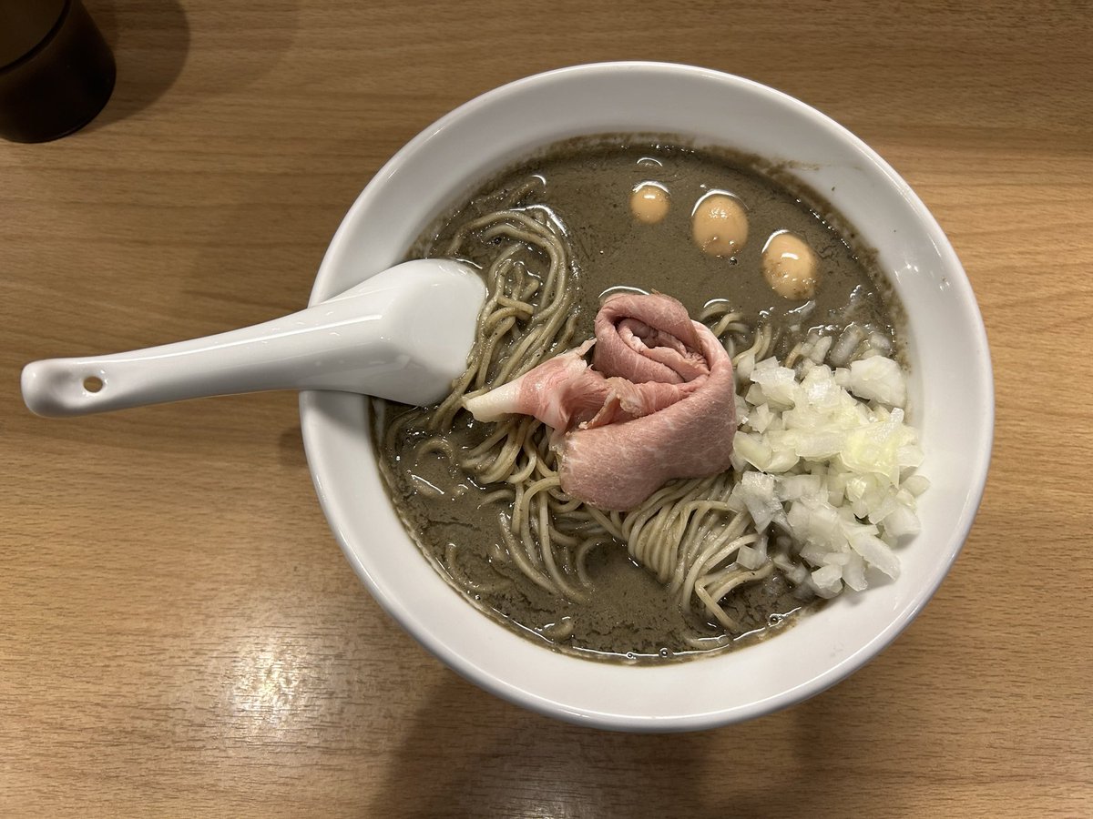 Image for the Tweet beginning: にぼし香食べてきました！私は特濃、妻は濃厚をうずら卵トッピングでいただきました🍜

特濃のドロッとした舌触りと濃い煮干しの旨み最高だった☺️ガーリックバターとアサリの和え玉も追加し、単体でもパスタみたいで美味い、スープと混ぜてももちろん美味い！

#デイトラ 