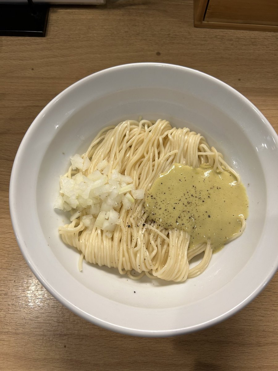 Image for the Tweet beginning: にぼし香食べてきました！私は特濃、妻は濃厚をうずら卵トッピングでいただきました🍜

特濃のドロッとした舌触りと濃い煮干しの旨み最高だった☺️ガーリックバターとアサリの和え玉も追加し、単体でもパスタみたいで美味い、スープと混ぜてももちろん美味い！

#デイトラ 