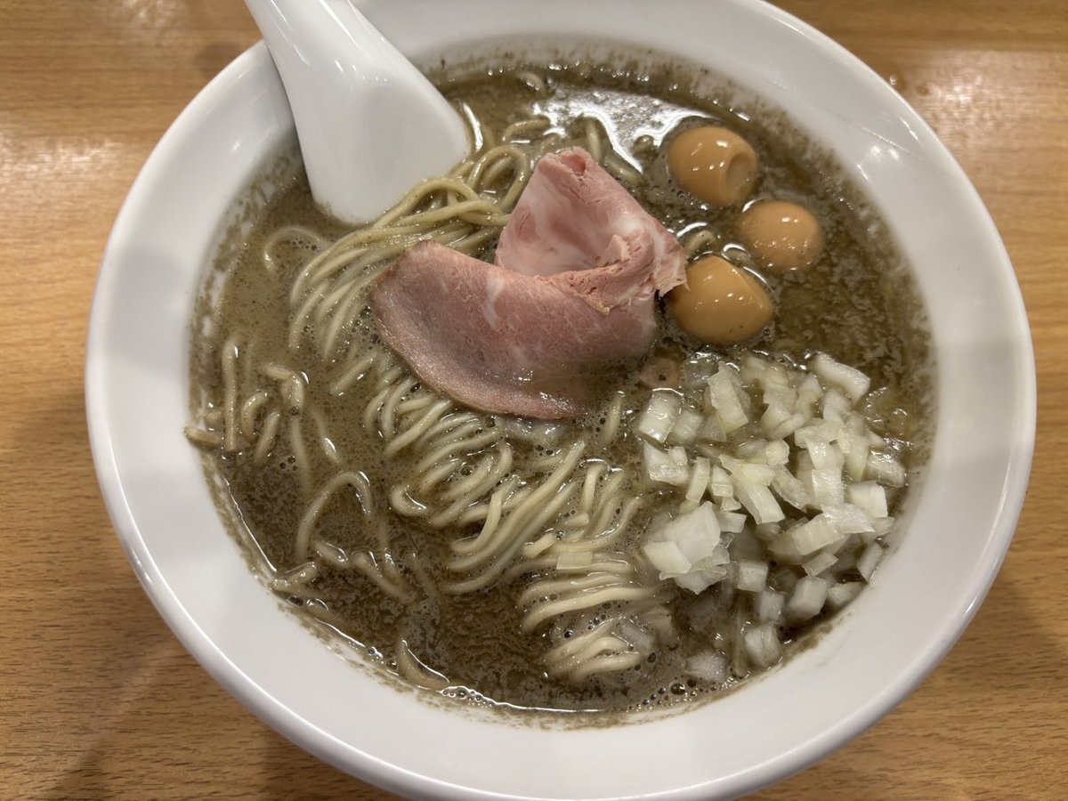 Image for the Tweet beginning: にぼし香食べてきました！私は特濃、妻は濃厚をうずら卵トッピングでいただきました🍜

特濃のドロッとした舌触りと濃い煮干しの旨み最高だった☺️ガーリックバターとアサリの和え玉も追加し、単体でもパスタみたいで美味い、スープと混ぜてももちろん美味い！

#デイトラ 