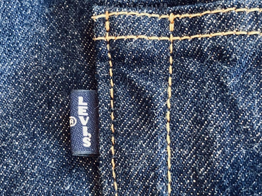 ufnQAT2LjJX2FJk's tweet photo. 写真でみるリーバイス501 BLUE TAB－青は藍より出て藍より青し－80S 501 ダークインディゴ MADE IN JAPAN

おおっ、これはイイ！とニヤけてしまう良いジーンズ感.

デニムはKAIHARA製、縫製はSAABのMADE IN JAPAN

残念なポイントを３点...  

詳細は☞https://t.co/9uBBwSUaFV  

＃levis501 https://t.co/upXWYkQvnP