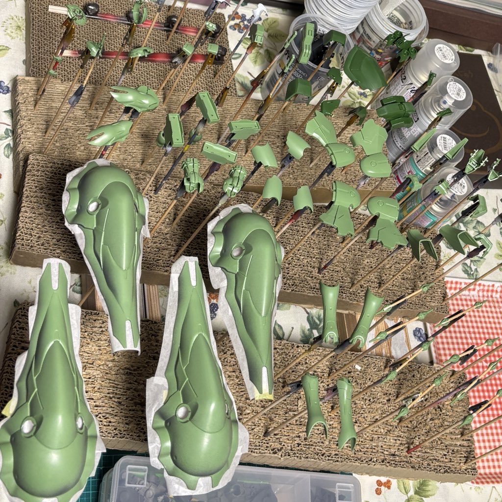 wonkayoshi_PSO2's tweet image. 遅ればせながら、
あけましておめでとうございます。

はい、クシャトリヤ年内完成しませんでした。
きっと、明日の自分が、これを全部シルバーにすると思います。
超低浮上ですが、完成すれば必ずあげるので、今年もよろしくお願いします。

#ガンプラ