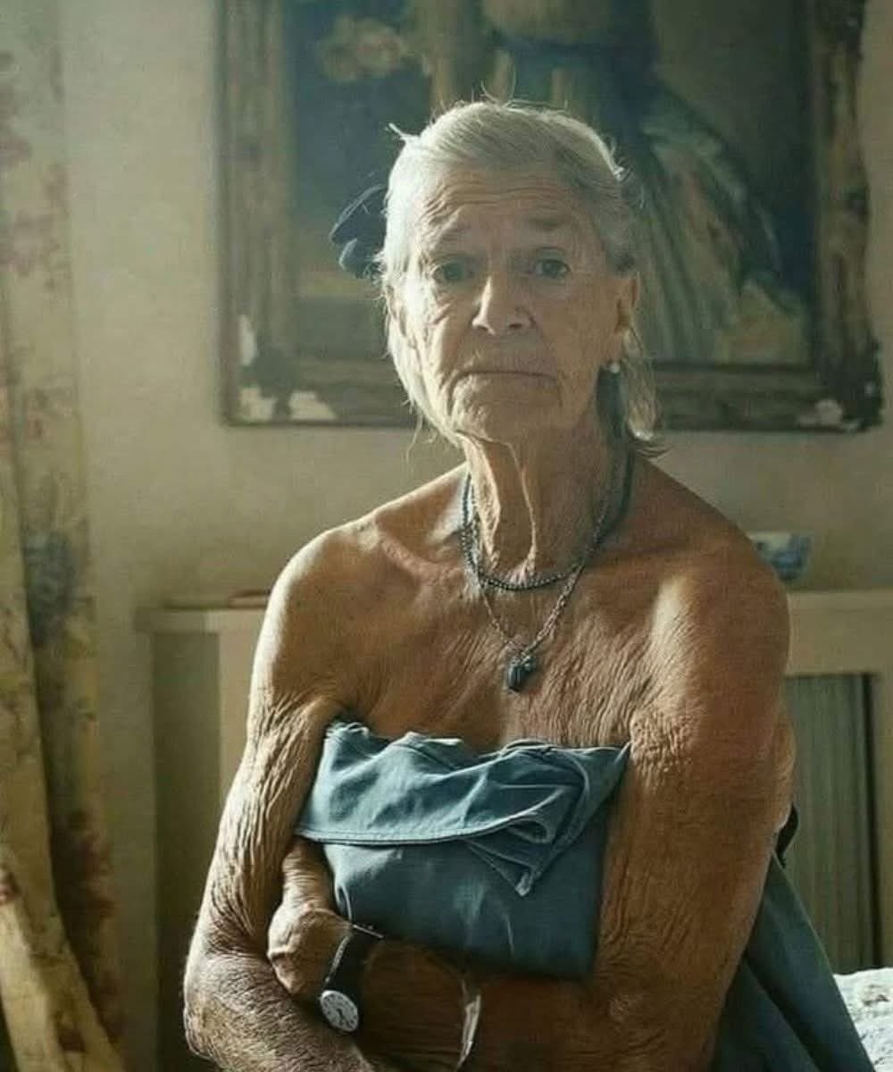 MrPitbull07's tweet image. I’m not afraid of time passing.
Wrinkles don’t offend me, sagging skin doesn’t embarrass me, and white hair doesn’t speak to me of death, but of history.
I don’t fear a slower step, nor a memory that stumbles over a detail…
But yes, there is one fear I have: becoming a burden.…