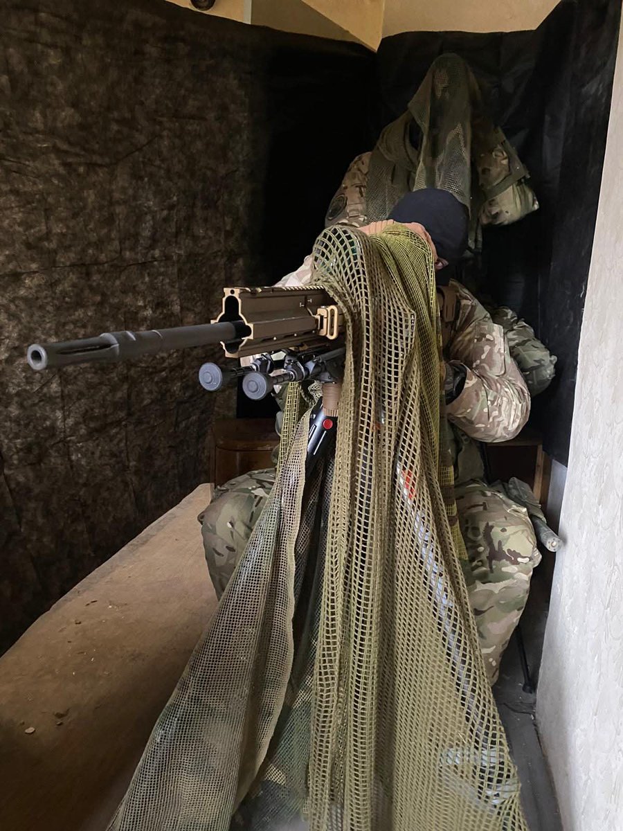 andykim4147's tweet image. 저격은 미디어에서 흔히 보이듯 총구를 창문밖으로 빼꼼 내놓고 쏘거나 하지 않습니다.
사진과 같이 창문에서 떨어져서 야전에서와 같이 실루엣을 흐뜨러뜨리고 저격을 합니다.