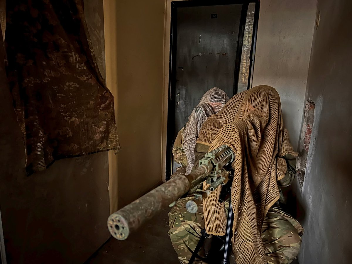 andykim4147's tweet image. 저격은 미디어에서 흔히 보이듯 총구를 창문밖으로 빼꼼 내놓고 쏘거나 하지 않습니다.
사진과 같이 창문에서 떨어져서 야전에서와 같이 실루엣을 흐뜨러뜨리고 저격을 합니다.