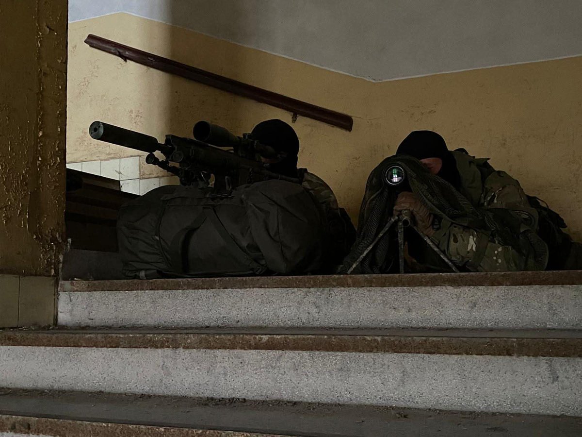 andykim4147's tweet image. 저격은 미디어에서 흔히 보이듯 총구를 창문밖으로 빼꼼 내놓고 쏘거나 하지 않습니다.
사진과 같이 창문에서 떨어져서 야전에서와 같이 실루엣을 흐뜨러뜨리고 저격을 합니다.