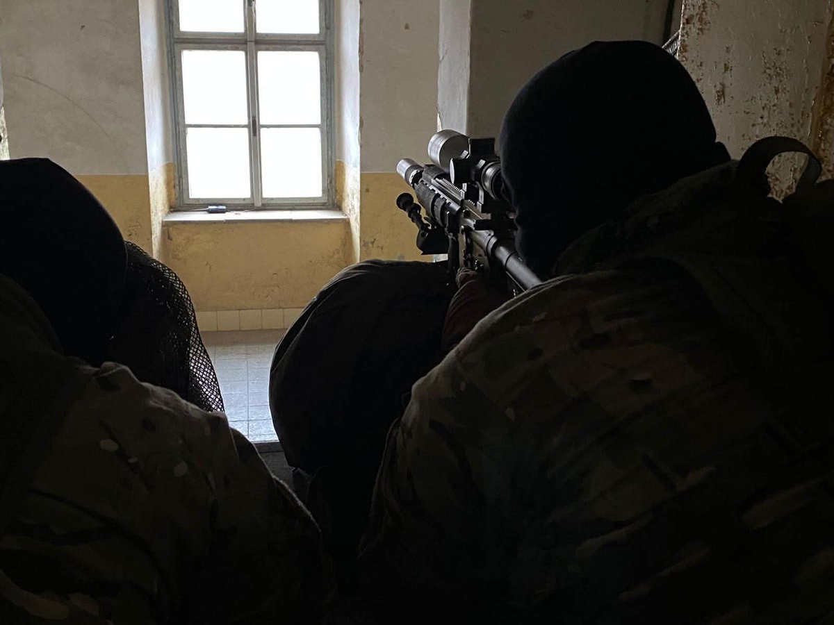 andykim4147's tweet image. 저격은 미디어에서 흔히 보이듯 총구를 창문밖으로 빼꼼 내놓고 쏘거나 하지 않습니다.
사진과 같이 창문에서 떨어져서 야전에서와 같이 실루엣을 흐뜨러뜨리고 저격을 합니다.