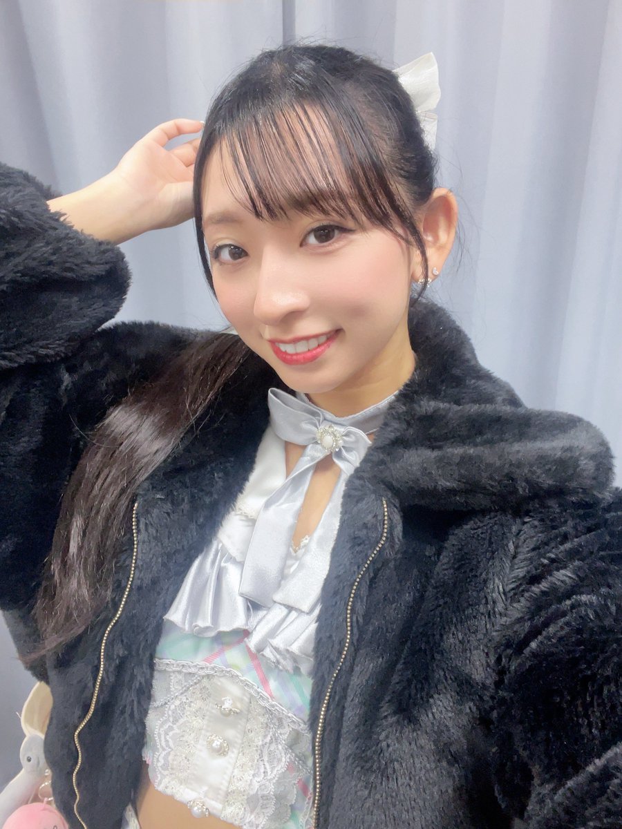 新年BANANA HALL🍌
ありがとうございました❣️

3日？2日？お休みやっただけで体力危機やったけど2026年みんなにご挨拶できてたくさん盛り上がってくれて楽しかったですありがとう〜❕
今年もいっぱい白サイ振ってください🫶🏻🥹

このあとは劇場にて和装ライブ！🪭
年賀状抽選会もありますよ〜🥳