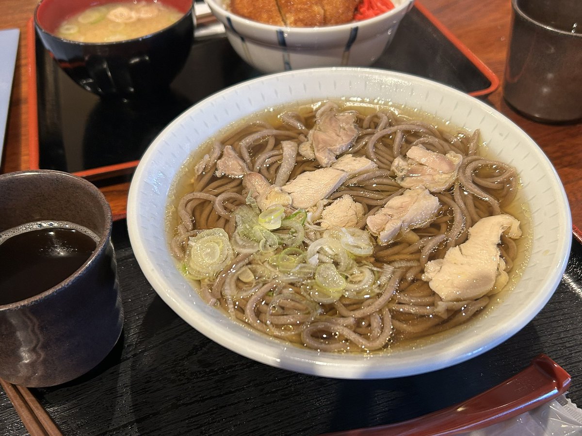 山形の肉そば、やっぱりうまし😋
お腹いっぱいで、父が運転する帰りの車で爆睡してる間、目が覚めないようにそれまで聴いてたカーラジオをそっと切ってくれてた模様。ありがたい、あったかい。