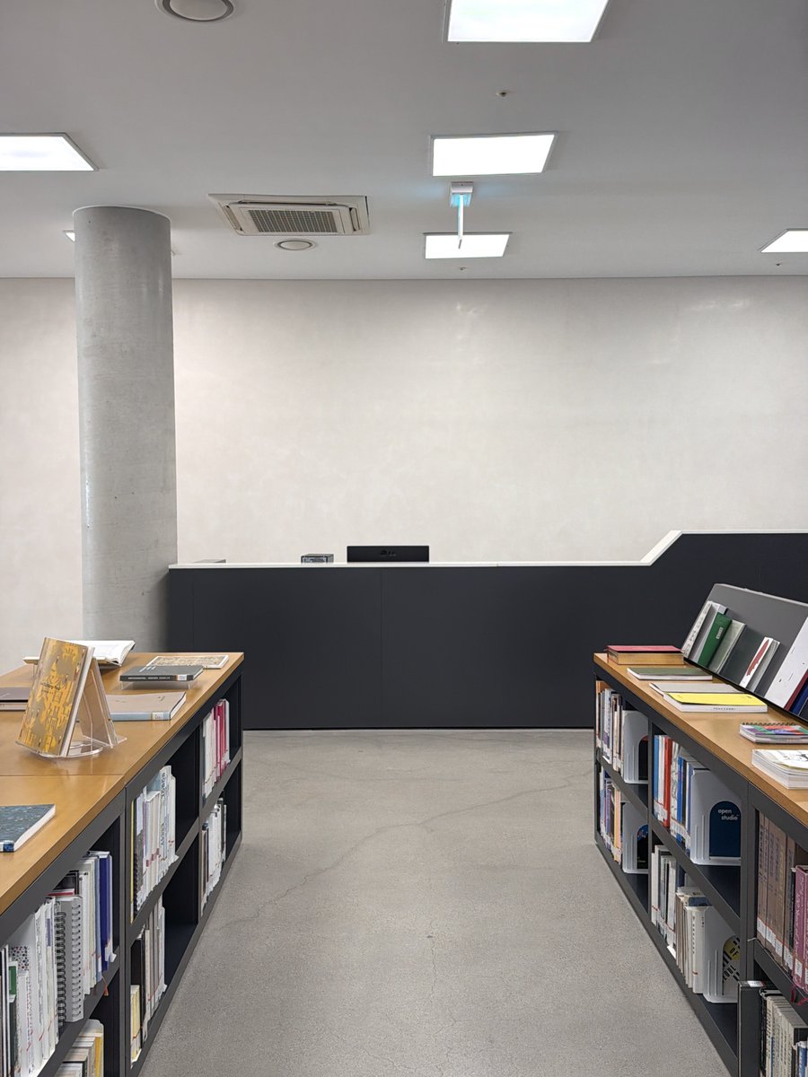 국립현대미술관 미술도서관 📚
국현미 자주 갔으면서도 도서관이 있는 줄은 처음 알았다. 읽고싶은 책들이 서가 하나에만 대여섯권씩 있어서 하루종일 머물르고싶었음 .. 서촌•안국 원래도 좋아하는 동네지만 사랑할 이유가 하나 더 생겼다.