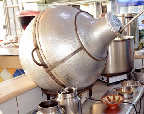 🔴 أحد أشهر محلات بيع الفول في الرياض يفتح الفجر ويغلق عند الساعة 9 صباحاً 😳

والسبب؟

يقول صاحب المحل (حضرمي) أن الزبائن اللي تجي عقب الفجر هم اللي عليهم الكلام يفطر ويمشي بسرعة لأن وراه شغل 🔥

أما زبائن اللي بعد تسع هذولاء ما وراهم خير (خسارة على المحل) لا وراهم شغل وجالسين