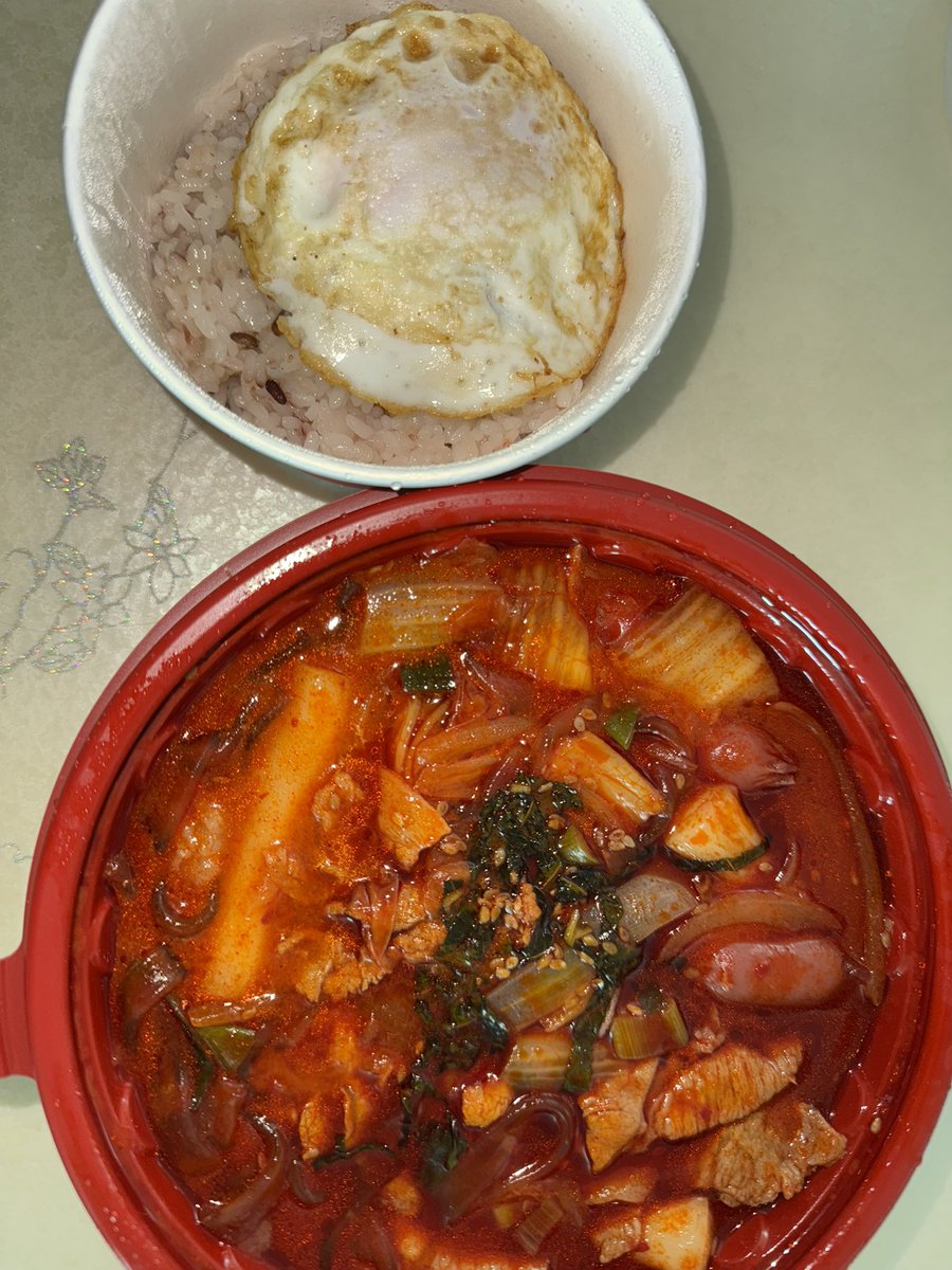 고기듬뿍 김치 두루치기 중간맛 
당면추가 비엔나추가