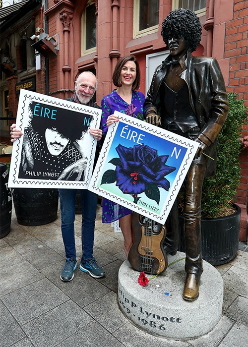 lorraineelizab6's tweet image. Phil Lynott (20 Aug 1949 Eng-4 Jan 1986). 

Singer/songwriter, bassist. Moved to #Crumlin #Dublin when young (mum from Dublin). 

Frontman @ThinLizzy_! Whiskey in the Jar, The Boys Are Back in Town, Jailbreak etc! 🖇️Link: RTE 1995  🎨 @jimfitzpatrick 🎸🎶 youtube.com/watch?v=uClfcG…