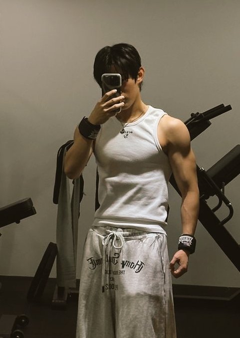 urtwunkbf's tweet image. what i look like at the gym vs. what i'm listening to