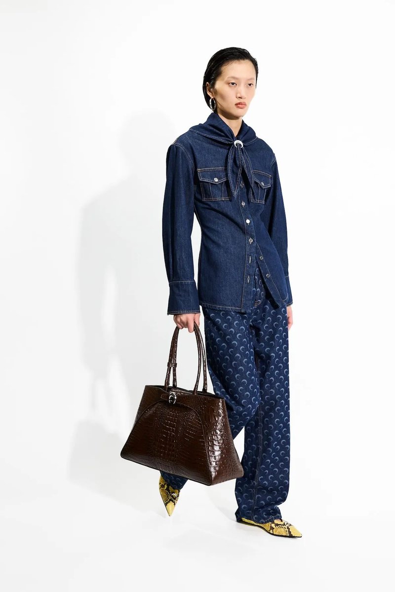 voguejp's tweet image. ファッションにおける“再生”を提示してきたマリーン セルに、ブランドの根底に流れる哲学と、“未来”について話を訊いた。
voguejapan.visitlink.me/gRdEMP