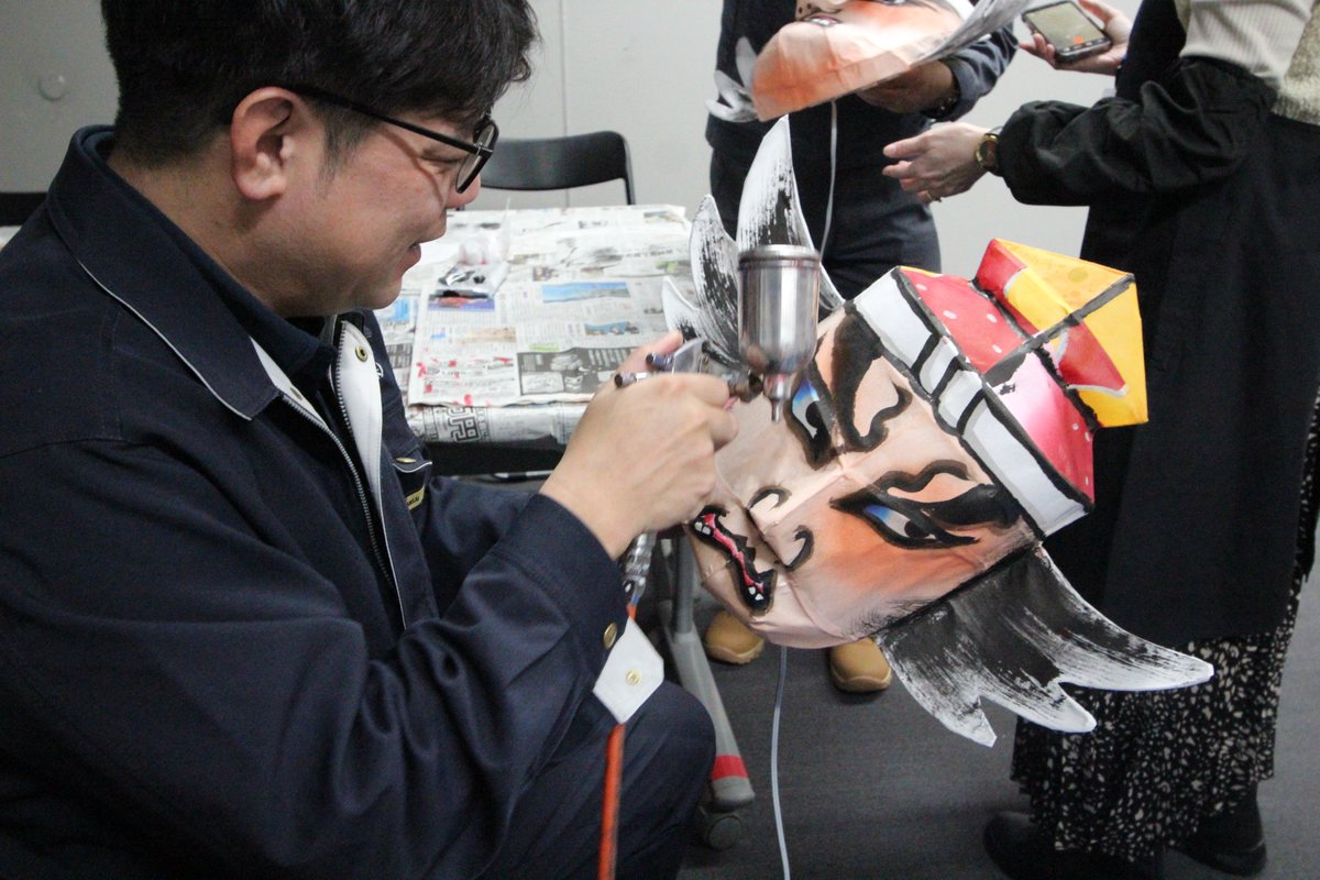 warasse's tweet image. 今年のねぶた面づくり教室はねぶた師福士裕朗氏を講師にお迎えし開催致しました！二日間にわたる作業でオリジナルのねぶた面が完成しました！ご参加いただきありがとうございました！＃ワラッセ #ねぶた面づくり教室 #福士裕朗 #我生会