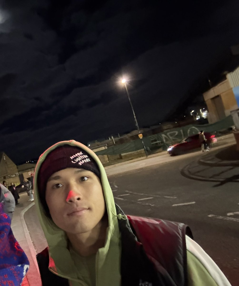 teru_tokyo2020's tweet image. 今回の遠征の最大の目的は松木玖生
カラバオでの得点後に渡英を決めたものの、その直後からメンバー外が続く厳しい状況

ダメ元で渡英して、迎えた初日に4ヶ月ぶりの出場、さらに移籍後初先発
こんなことある？と言いたくなる展開

久しぶりに本人と話せてこれからも頑張ってと言えたので言うことなし