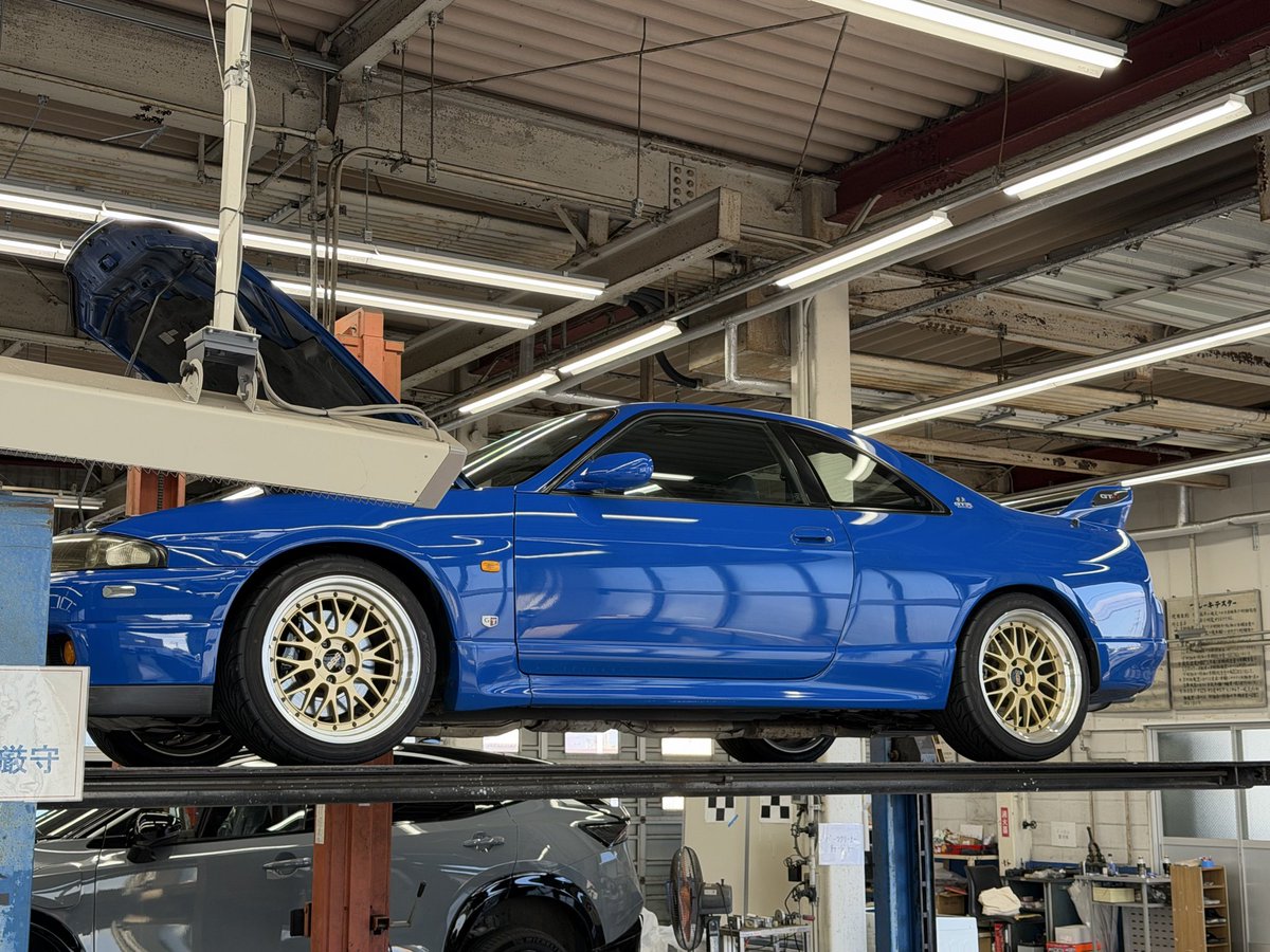 BCNR33LM's tweet image. #R33
初売！日産ということでディーラーへ
オイル交換してシャーシー裏を見学♬
フロントのブレーキ導風板発見‼️
以外とボディカラーよりシャーシーブラックの面積が多いんやね！
ガソリンタンク前のバーはタミヤR34と同形状→R33と34の共通パーツの一つかもって観察するのめっちゃ楽しかった😊✨