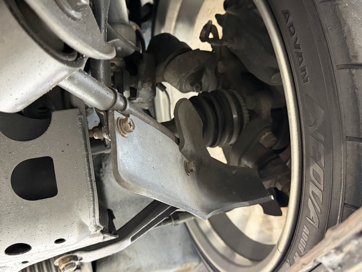 BCNR33LM's tweet image. #R33
初売！日産ということでディーラーへ
オイル交換してシャーシー裏を見学♬
フロントのブレーキ導風板発見‼️
以外とボディカラーよりシャーシーブラックの面積が多いんやね！
ガソリンタンク前のバーはタミヤR34と同形状→R33と34の共通パーツの一つかもって観察するのめっちゃ楽しかった😊✨