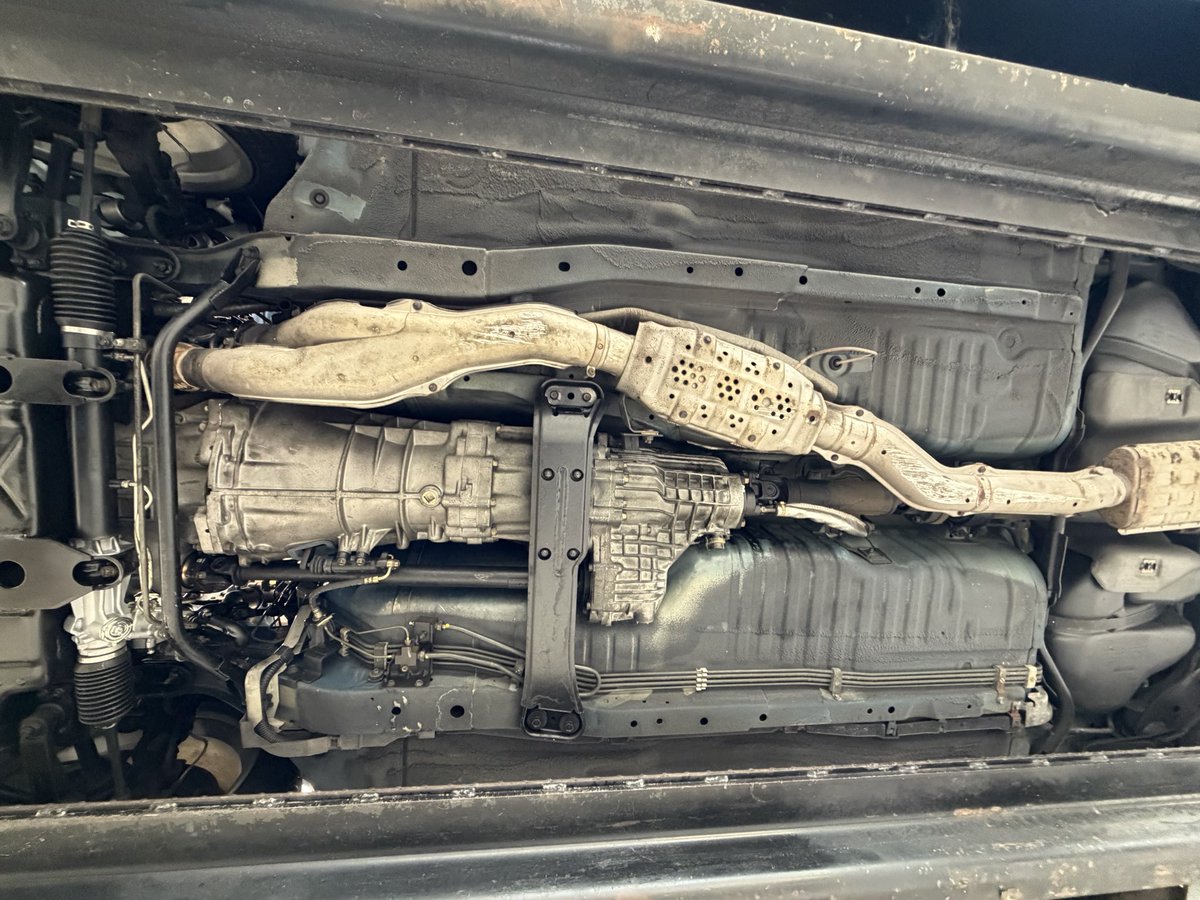 BCNR33LM's tweet image. #R33
初売！日産ということでディーラーへ
オイル交換してシャーシー裏を見学♬
フロントのブレーキ導風板発見‼️
以外とボディカラーよりシャーシーブラックの面積が多いんやね！
ガソリンタンク前のバーはタミヤR34と同形状→R33と34の共通パーツの一つかもって観察するのめっちゃ楽しかった😊✨