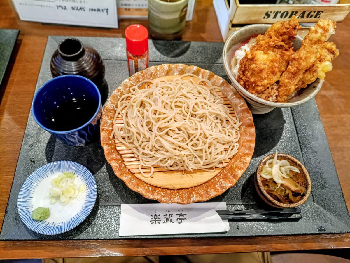 baitfiness's tweet photo. お節に飽きたので美味い蕎麦を求めちょっとそこまで🚙
岐阜県多治見市にある楽蔵亭はこじんまりながら旨い蕎麦が味わえるお店
注文したのはお店お薦めの牡蠣天丼と蕎麦の定食。
歯応えのある蕎麦と出汁の効いたつゆもさることながら牡蠣天が衣サクサクでボリューミー♪
さすがにお薦めの逸品！ https://t.co/RnufCK7fbf