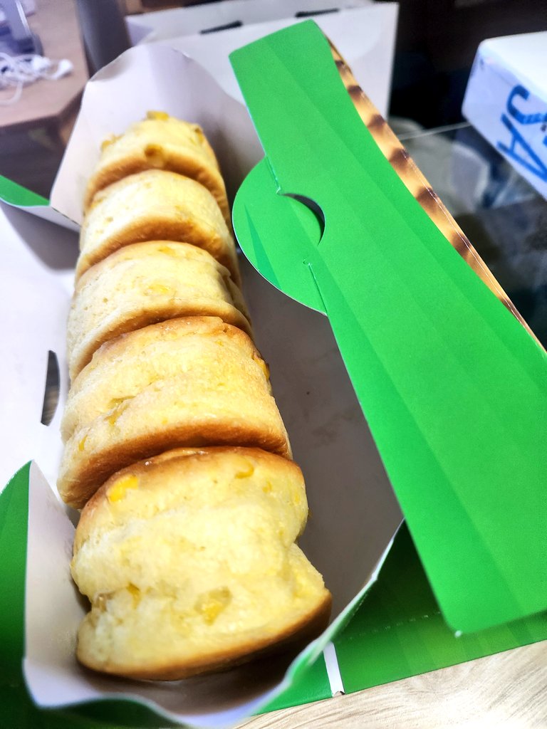 コーンパンページ 新千歳でゲットした美瑛のコーンパン いつもはすごくならんでて時間