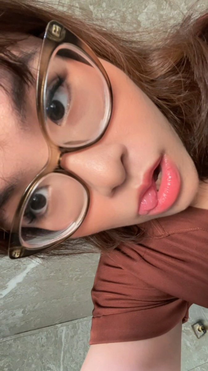 bitsofmay's tweet image. badan gw lebi putih dibanding muka..